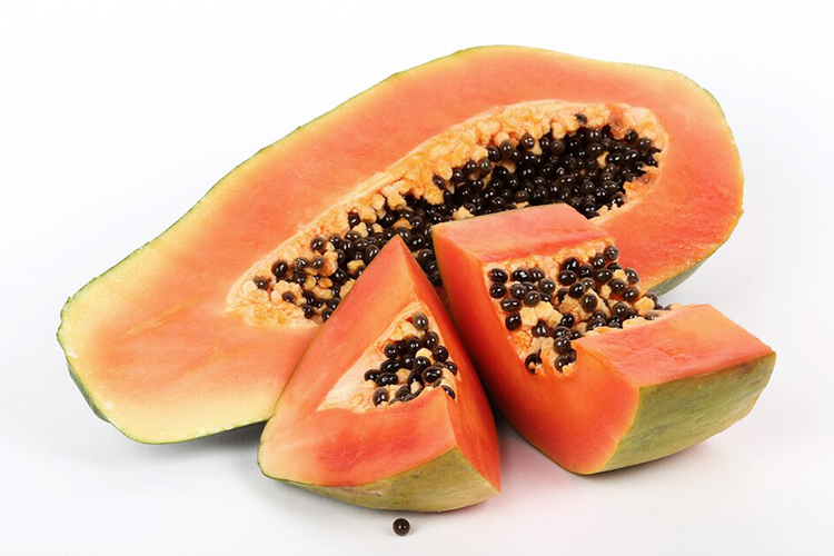 پاپایا منبع غنی از ویتامینهای A، C و E، آنتیاکسیدانها و حاوی مقدار کمی ویتامین دی است.